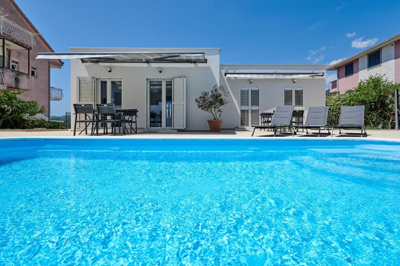 Nela & Sara - 2 Apartments With Heated Swimming Pool Seget Vranjica Buitenkant foto