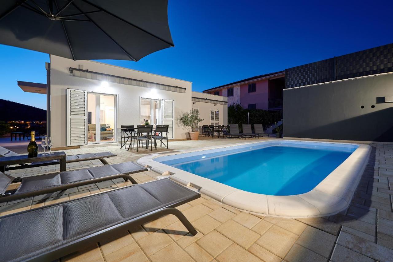 Nela & Sara - 2 Apartments With Heated Swimming Pool Seget Vranjica Buitenkant foto