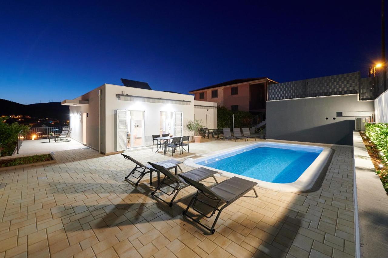 Nela & Sara - 2 Apartments With Heated Swimming Pool Seget Vranjica Buitenkant foto