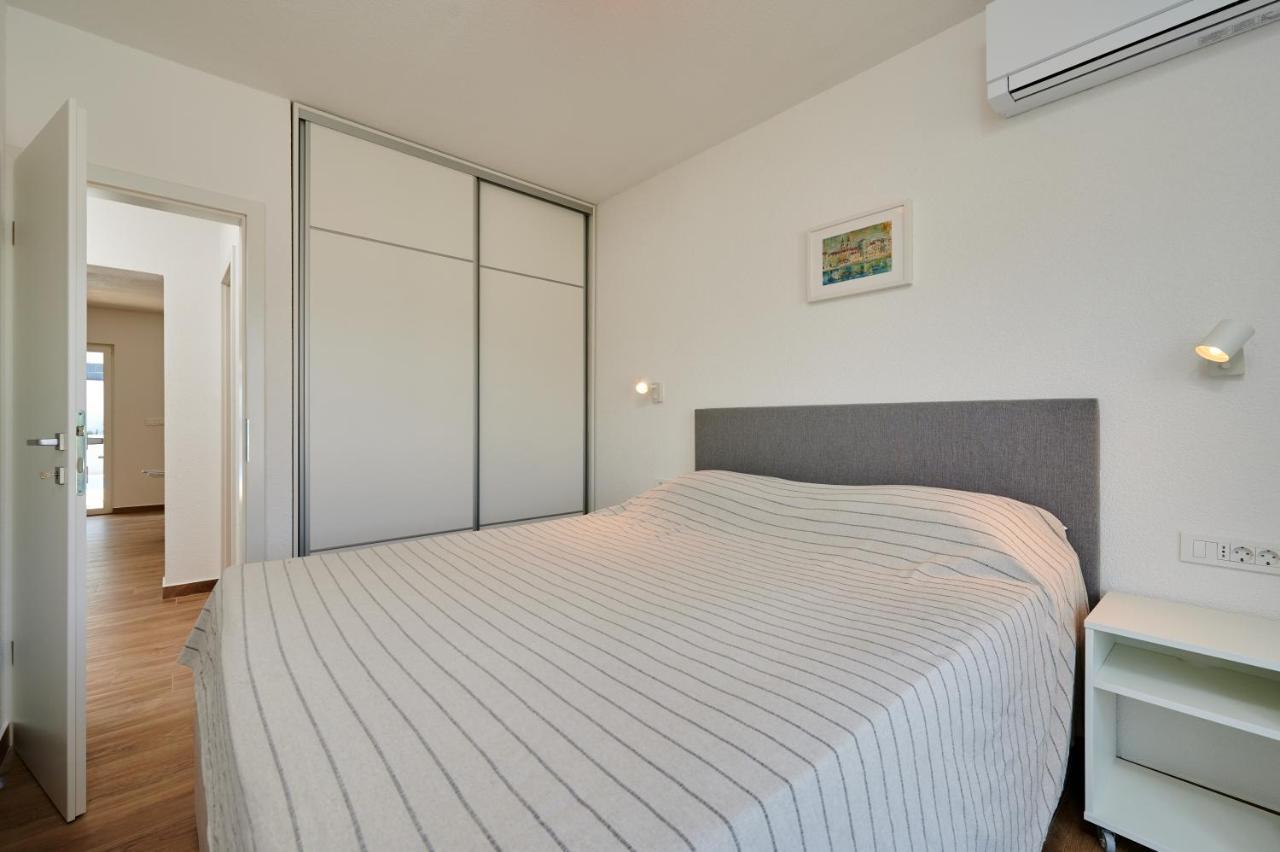 Nela & Sara - 2 Apartments With Heated Swimming Pool Seget Vranjica Buitenkant foto